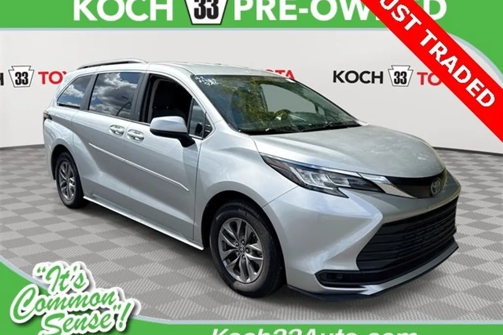 2022 Toyota Sienna LE photo 1