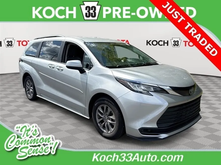 2022 Toyota Sienna LE photo 1