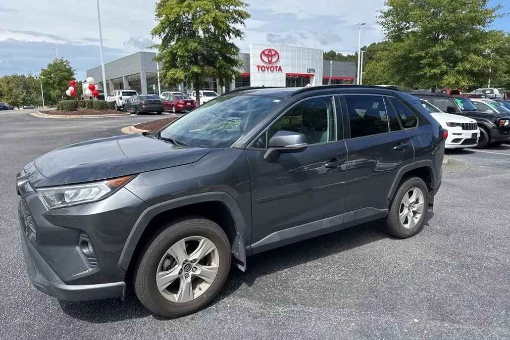 2020 Toyota RAV4 XLE photo 1