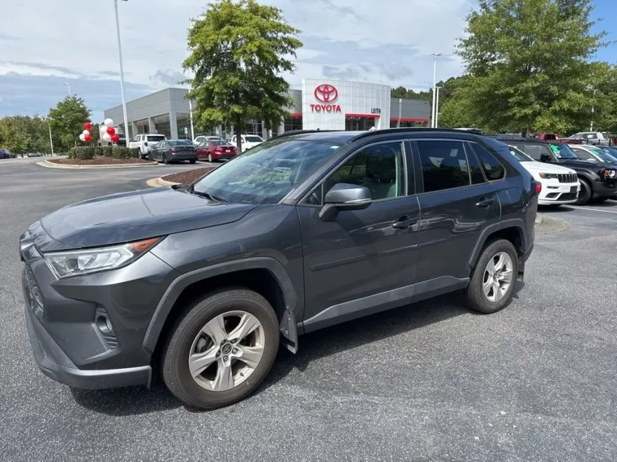 2020 Toyota RAV4 XLE photo 1