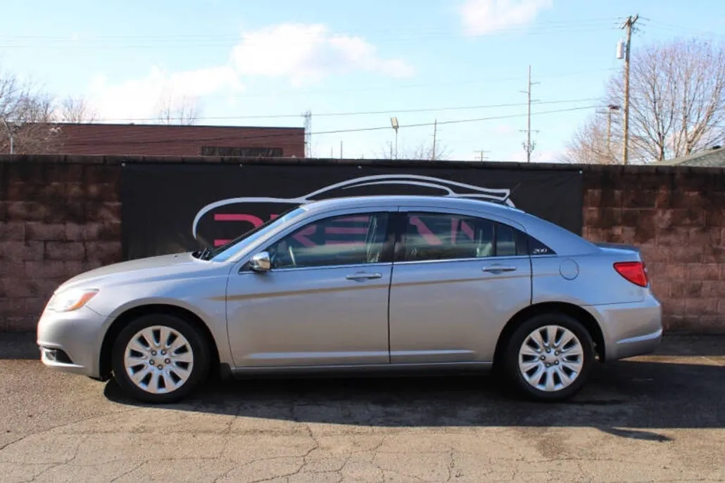2013 Chrysler 200 LX photo 1