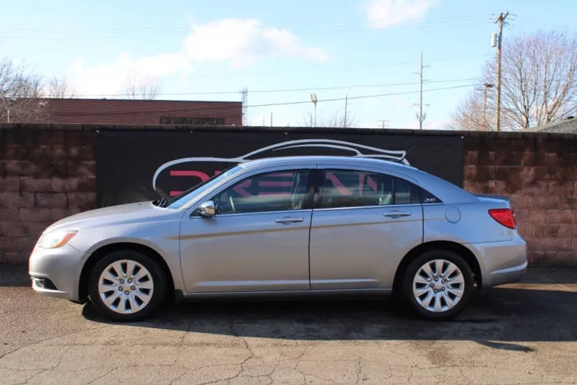 2013 Chrysler 200 LX photo 1