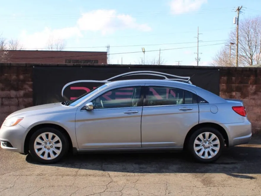 2013 Chrysler 200 LX photo 1