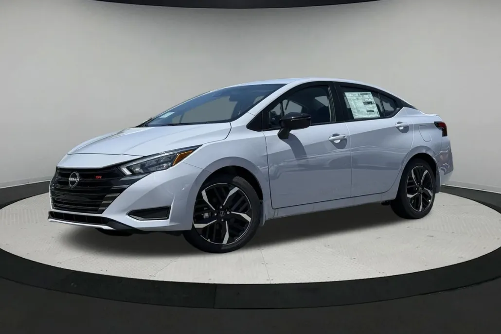 2025 Nissan Versa 1.6 SR photo 1