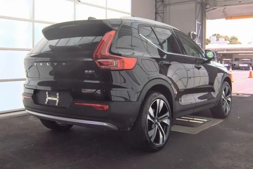 2024 Volvo XC40 Plus photo 1