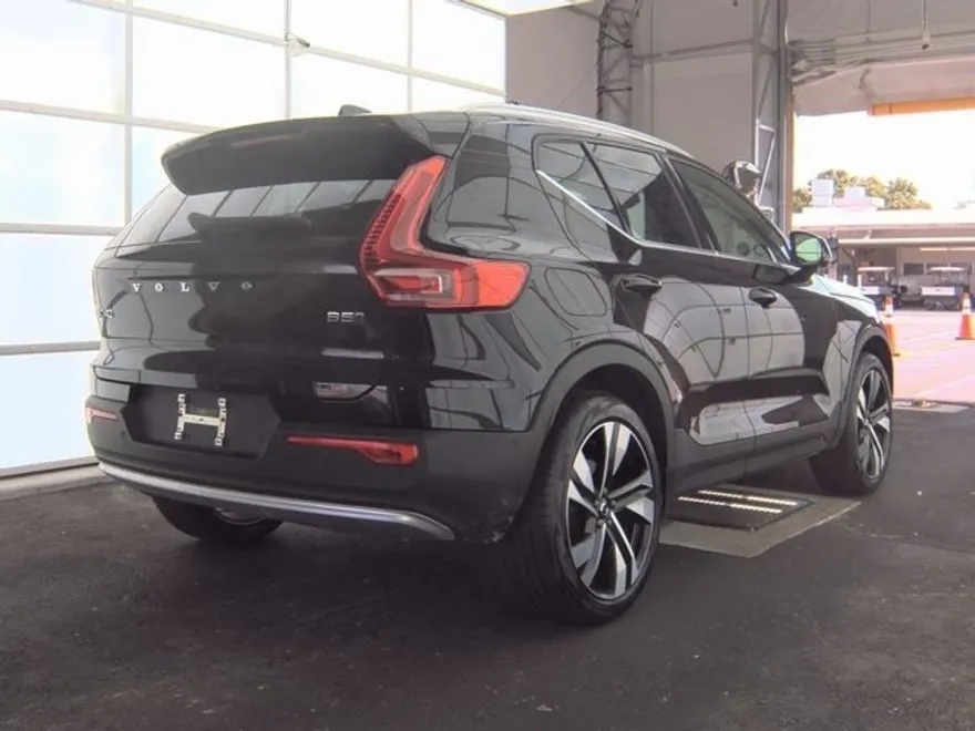 2024 Volvo XC40 Plus photo 1