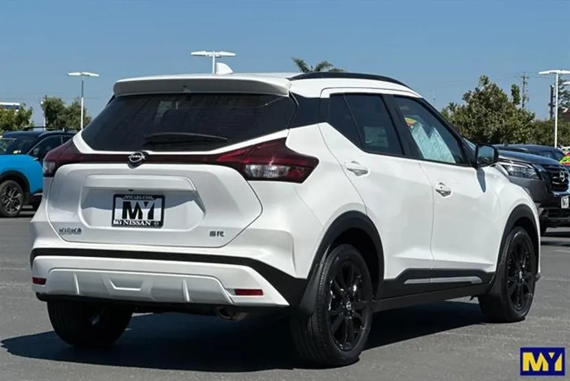 2024 Nissan Kicks SR photo 1