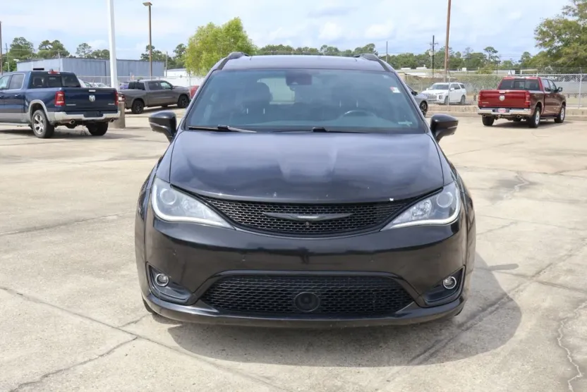 2019 Chrysler Pacifica Limited photo 1