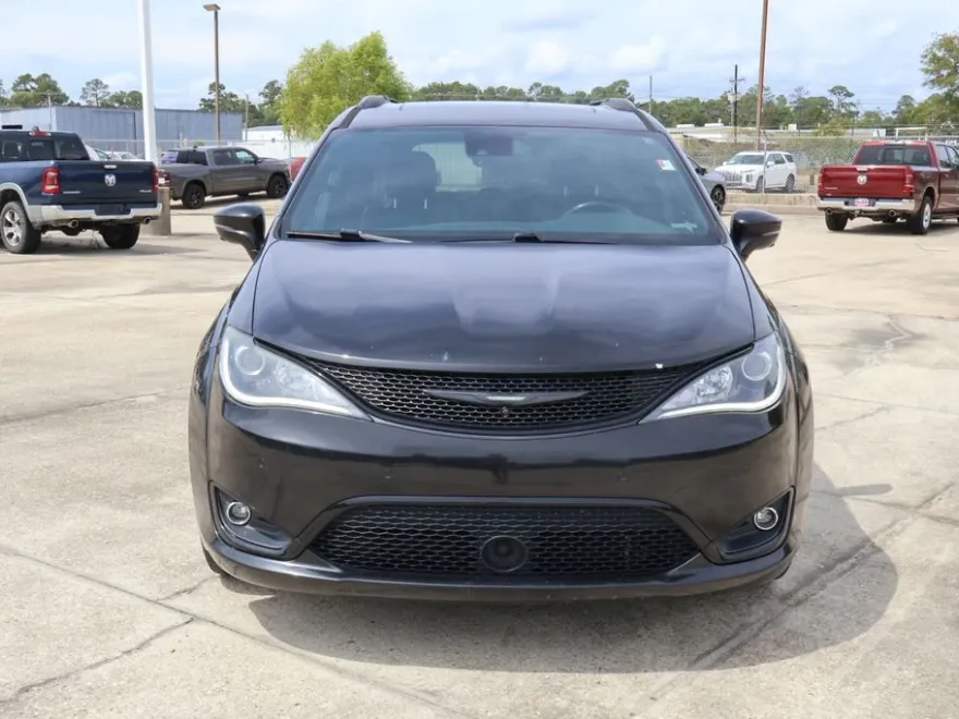 2019 Chrysler Pacifica Limited photo 1