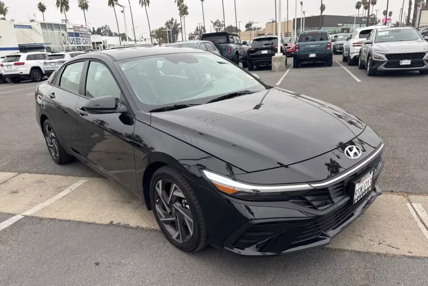 2025 Hyundai Elantra SEL Sport photo 1