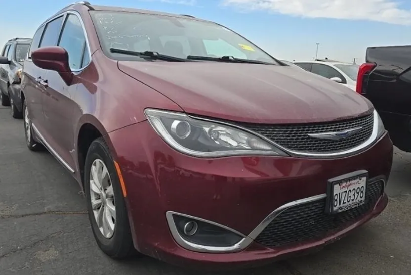 2019 Chrysler Pacifica Touring L photo 1
