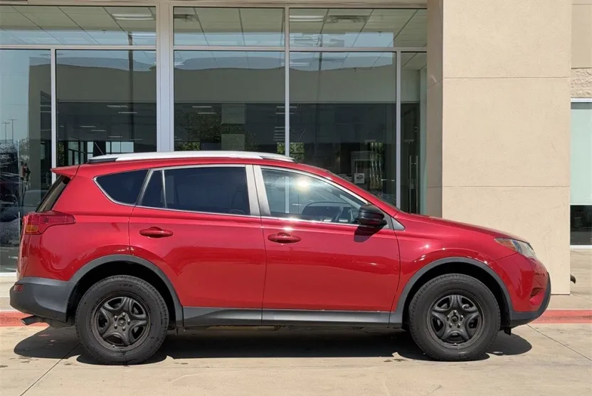 2014 Toyota RAV4 LE photo 1