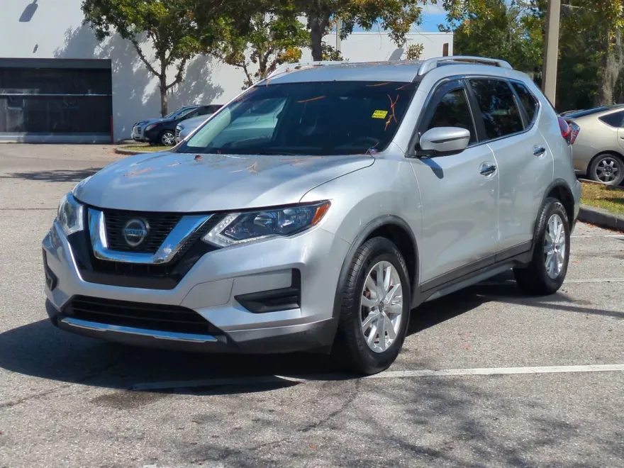2018 Nissan Rogue SV photo 1