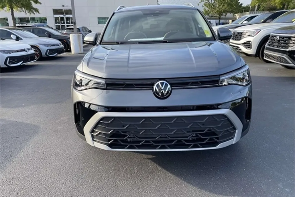 2025 Volkswagen Taos SE photo 1