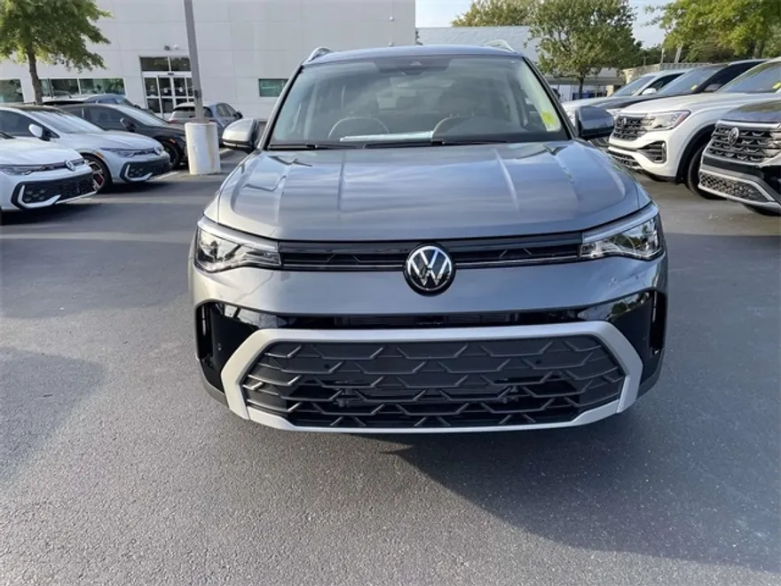 2025 Volkswagen Taos SE photo 1
