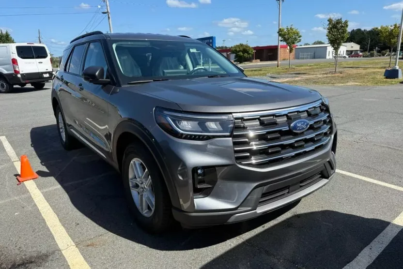 2025 Ford Explorer photo 1