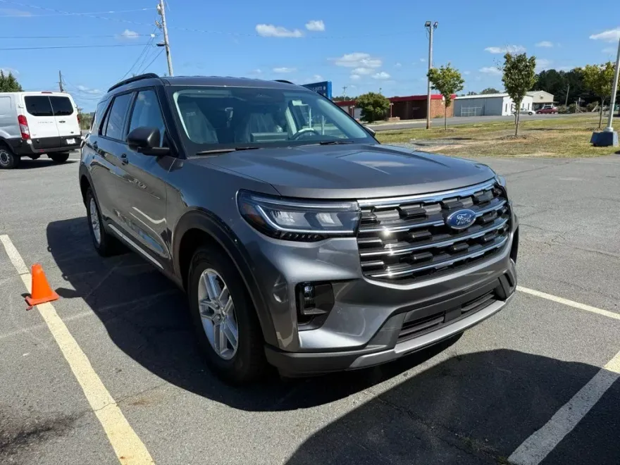 2025 Ford Explorer photo 1