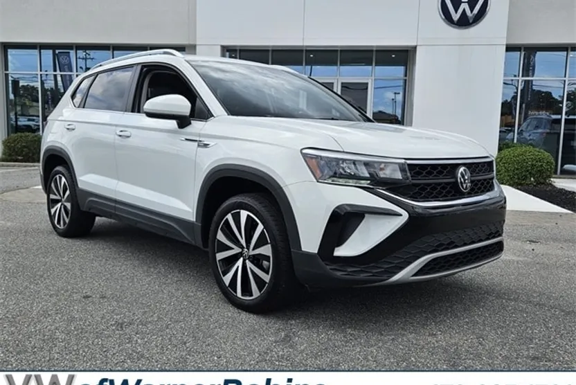 2024 Volkswagen Taos SE photo 1