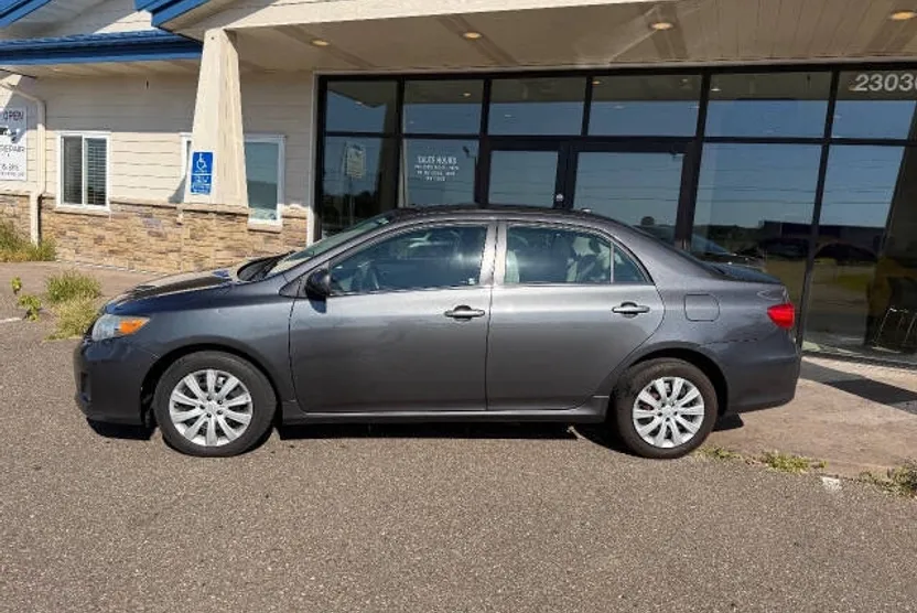 2013 Toyota Corolla LE photo 1
