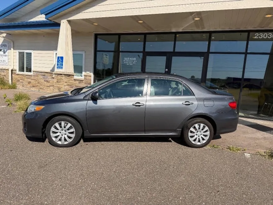 2013 Toyota Corolla LE photo 1