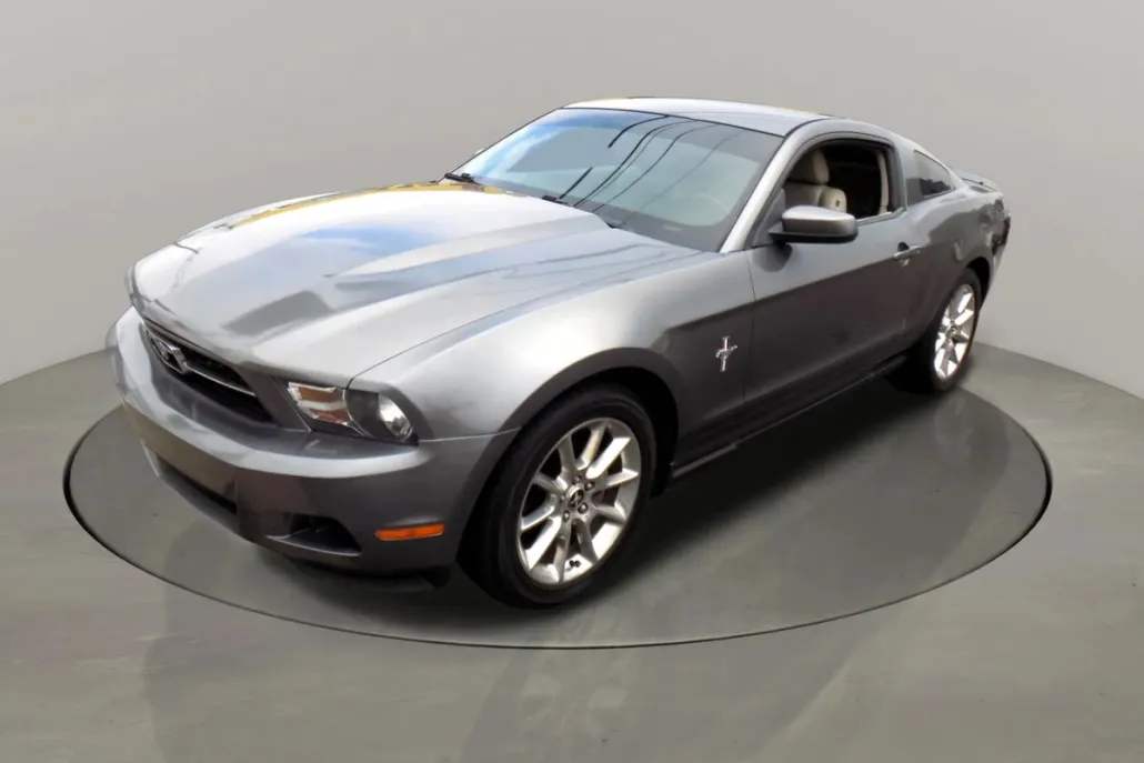 2010 Ford Mustang Premium photo 1