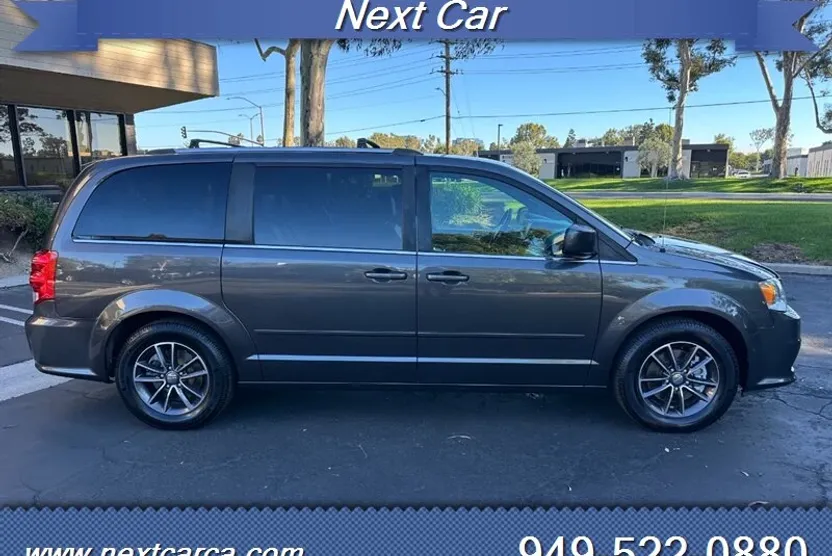 2017 Dodge Grand Caravan SXT photo 1