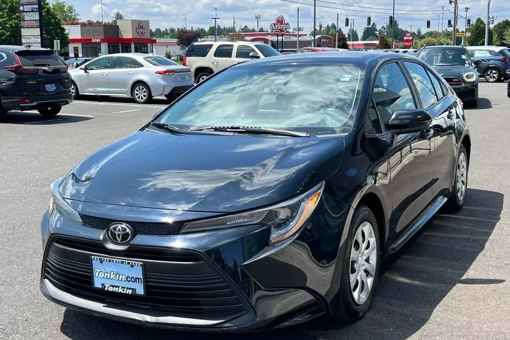 2024 Toyota Corolla LE photo 1
