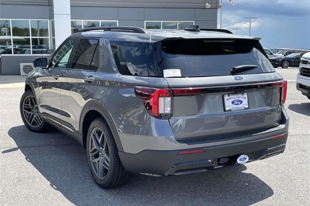 2025 Ford Explorer ST-Line photo 1