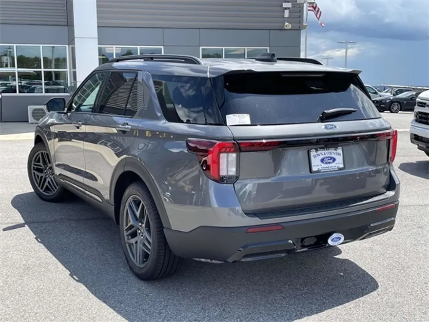 2025 Ford Explorer ST-Line photo 1