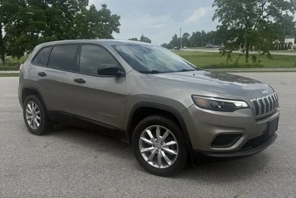 2019 Jeep Cherokee Sport photo 1