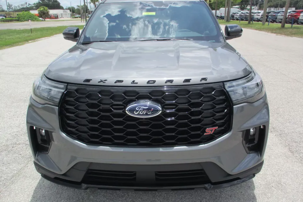 2025 Ford Explorer ST photo 1