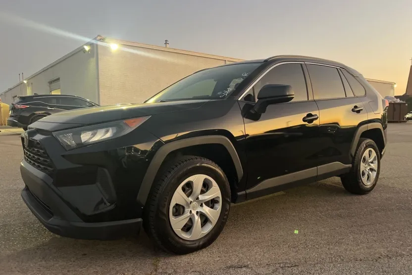 2019 Toyota RAV4 LE photo 1
