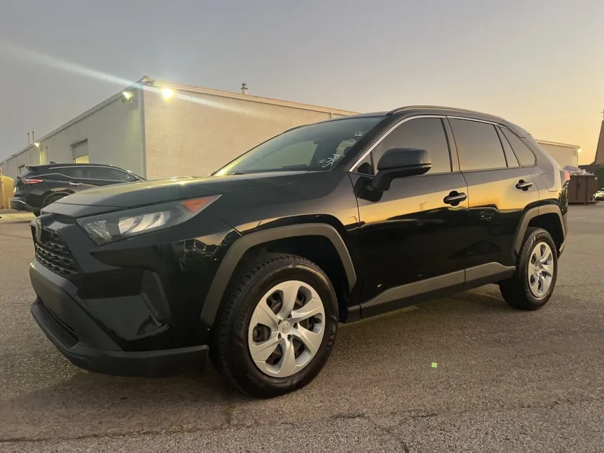 2019 Toyota RAV4 LE photo 1
