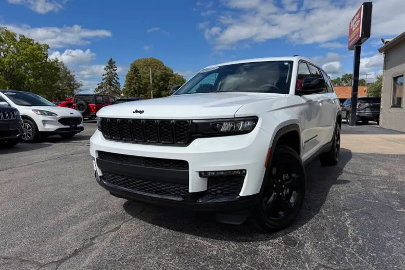 2023 Jeep Grand Cherokee Limited photo 1