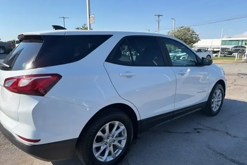 2020 Chevrolet Equinox LS photo 1