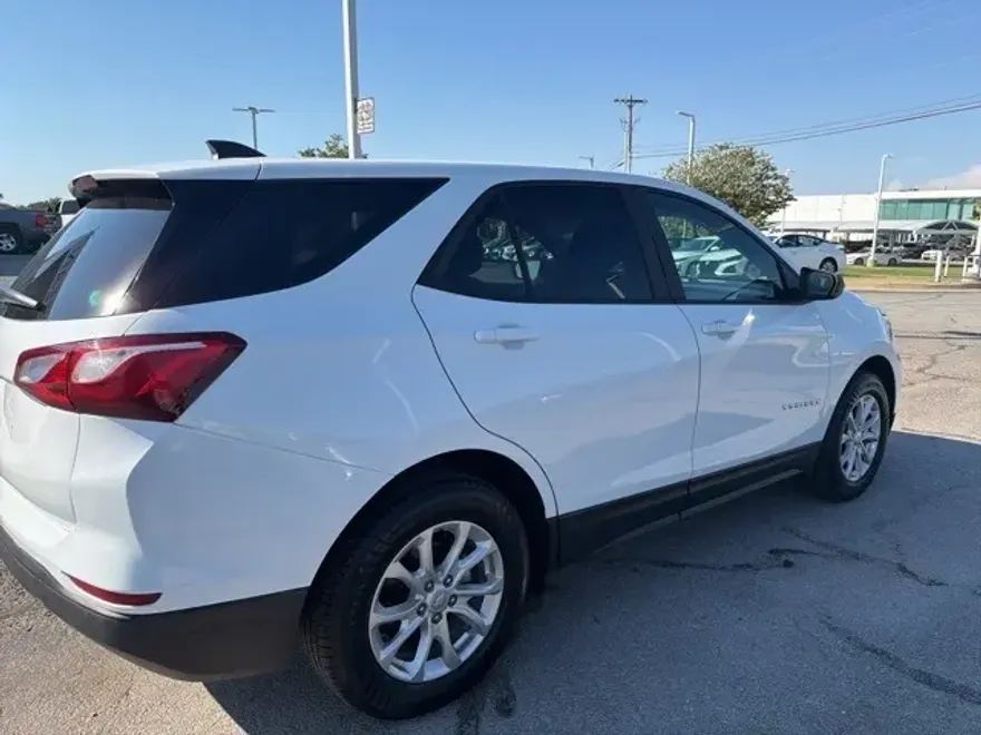 2020 Chevrolet Equinox LS photo 1