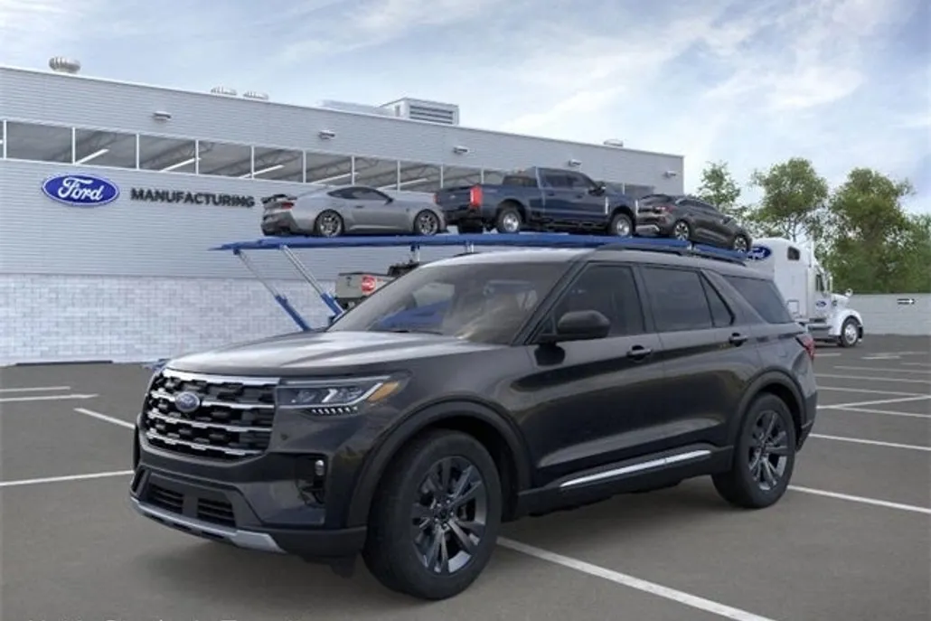 2025 Ford Explorer photo 1