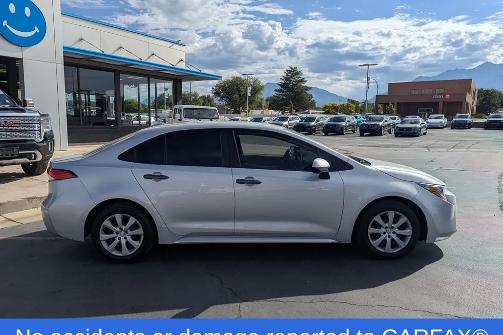 2021 Toyota Corolla LE photo 1