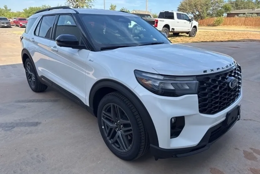 2025 Ford Explorer ST-Line photo 1