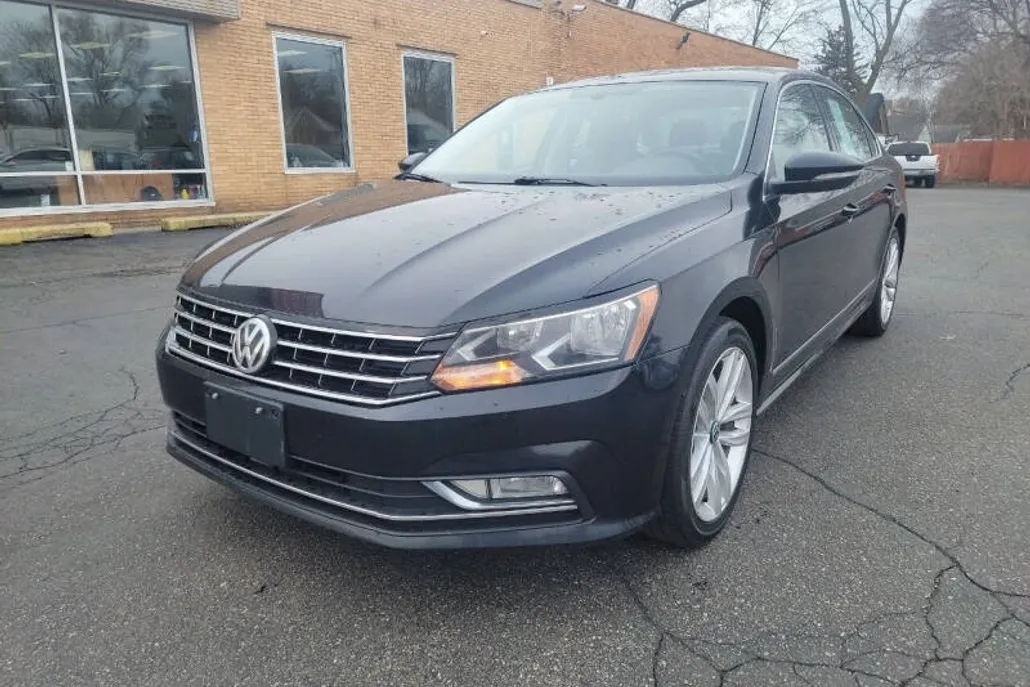 2016 Volkswagen Passat SEL photo 1