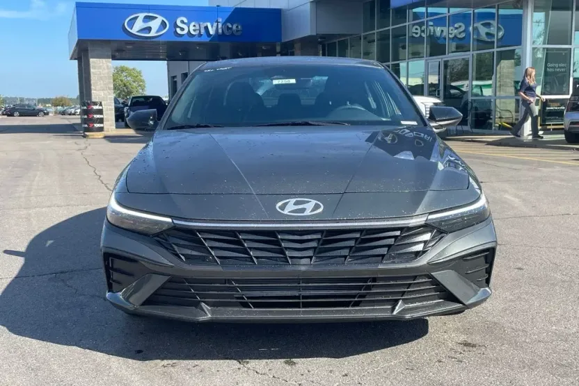 2025 Hyundai Elantra SEL Sport photo 1