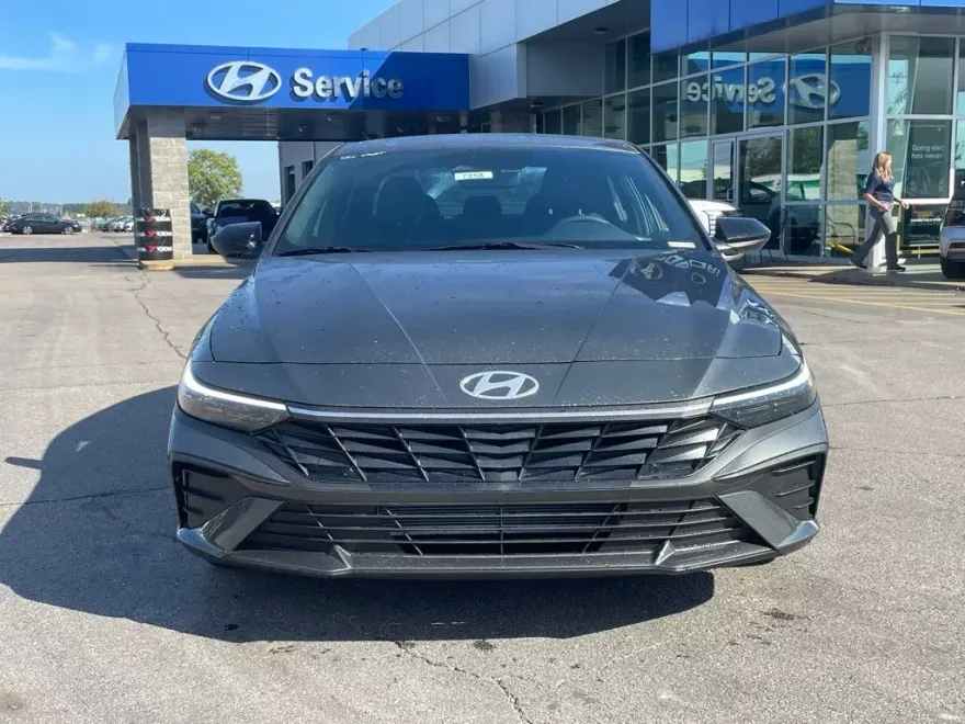 2025 Hyundai Elantra SEL Sport photo 1