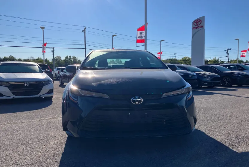 2023 Toyota Corolla LE photo 1