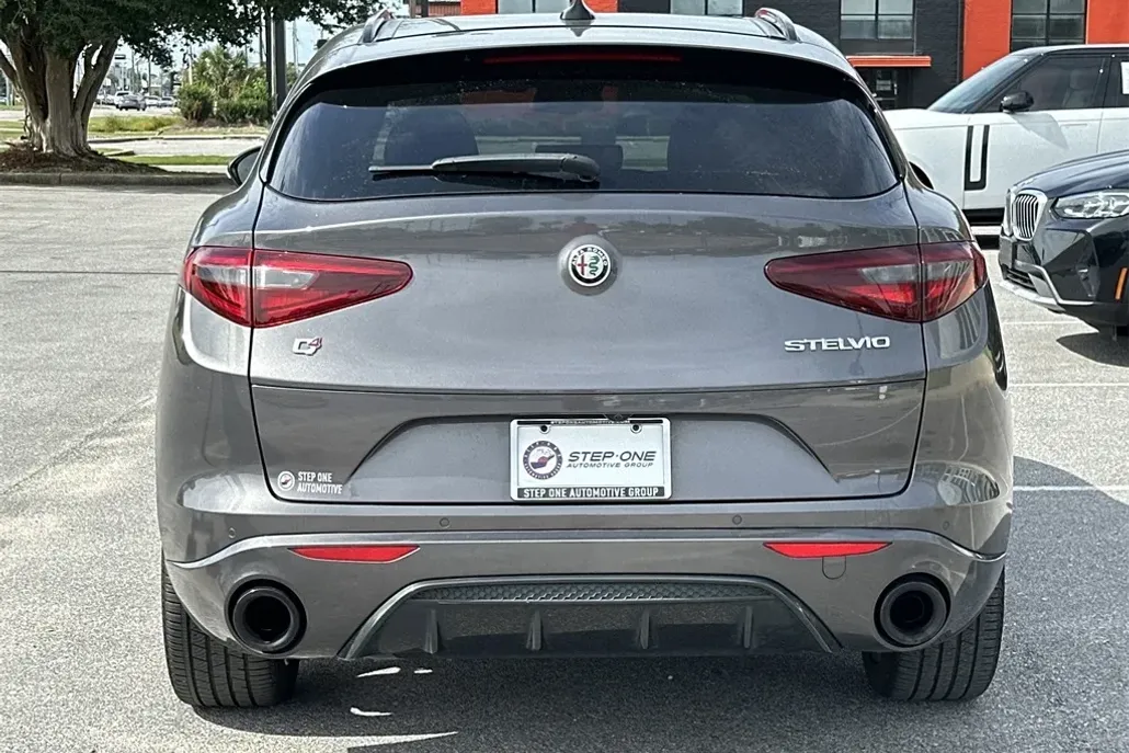 2023 Alfa Romeo Stelvio Ti photo 1