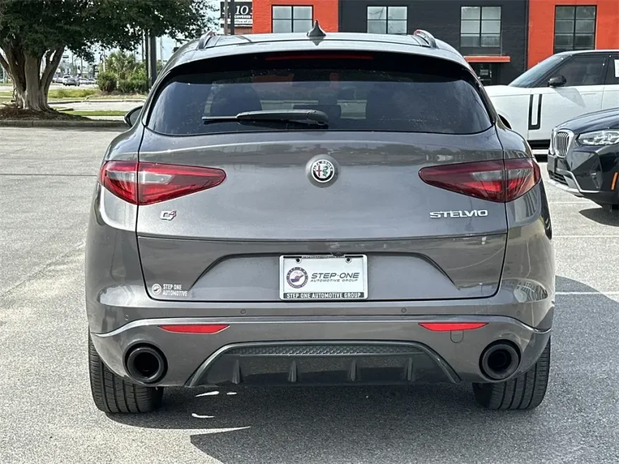 2023 Alfa Romeo Stelvio Ti photo 1