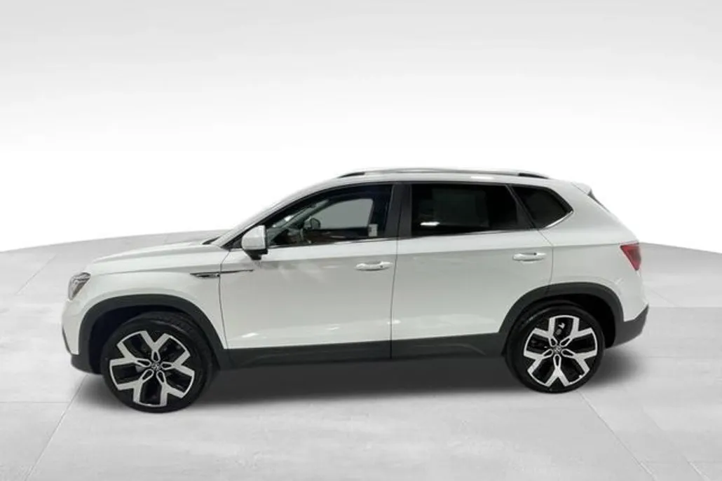 2022 Volkswagen Taos SEL photo 1