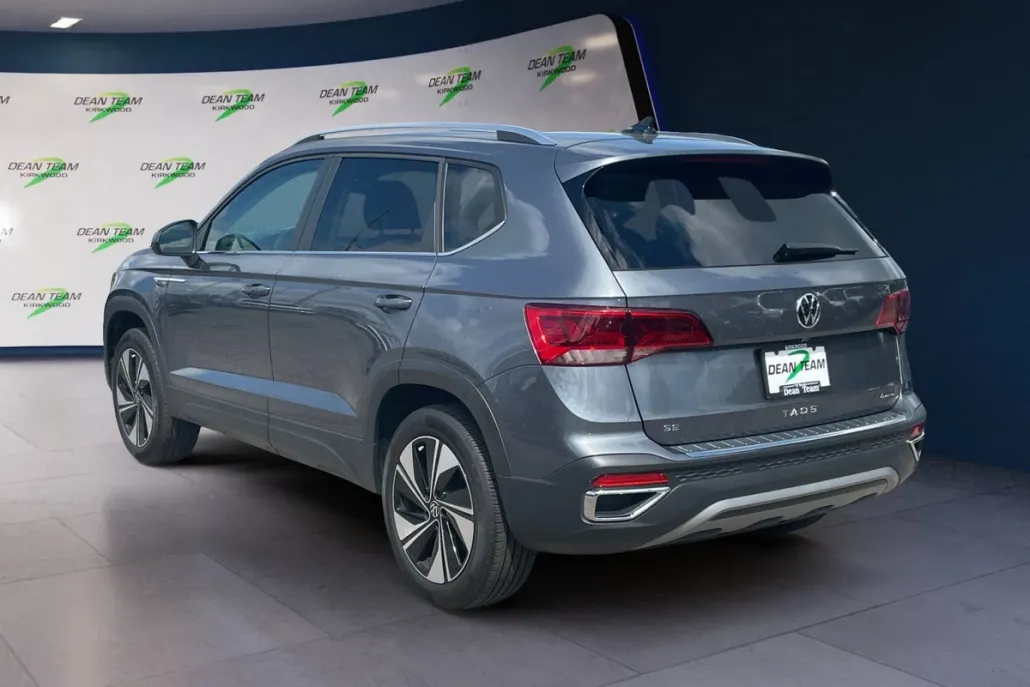 2023 Volkswagen Taos SE photo 1