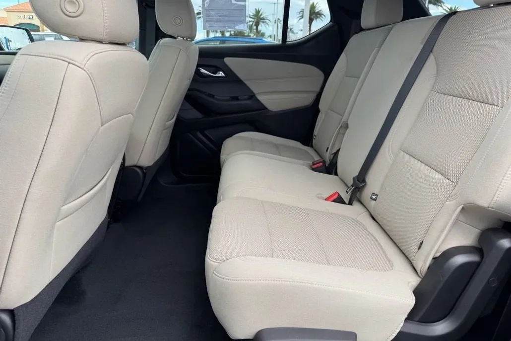2023 Chevrolet Traverse LS photo 1
