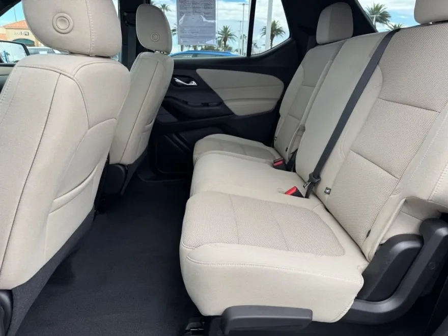 2023 Chevrolet Traverse LS photo 1
