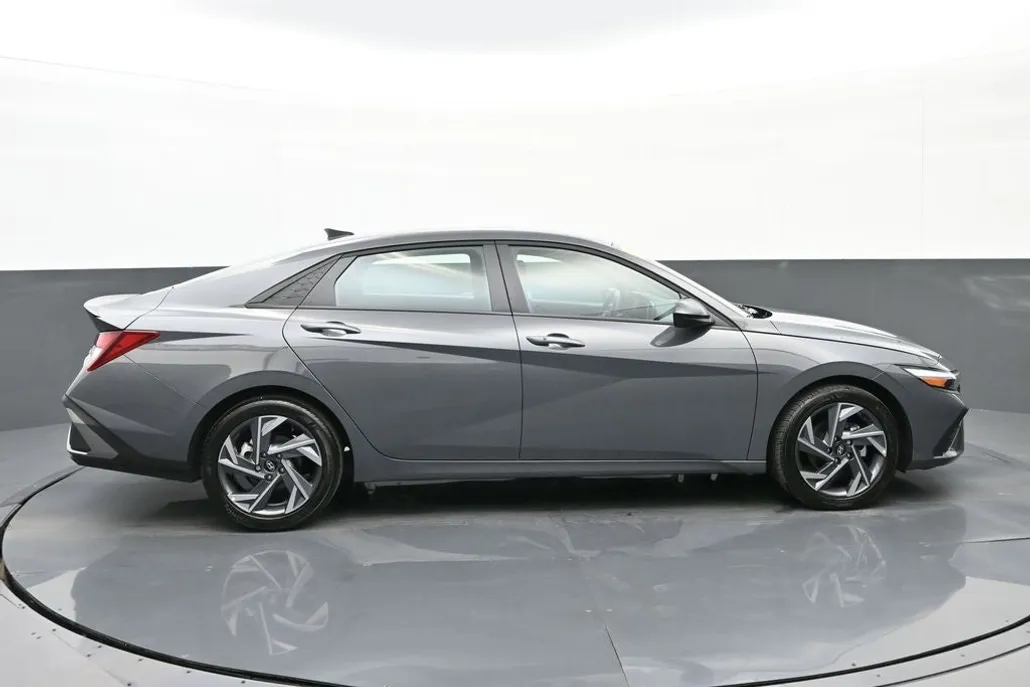 2025 Hyundai Elantra SEL Sport photo 1